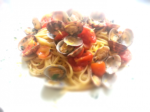 Spaghetti Vongole e Pomodorini con colatura di alici di Cetara e scorzette di limone di Sorrento